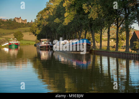 Frankreich, Cote d ' or, Burgund, Lastkähne an Bank der Burgund-Kanal, Chateauneuf de Auxois gebunden Stockfoto