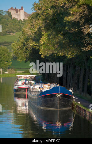 Frankreich, Cote d ' or, Burgund, Lastkähne an Bank der Burgund-Kanal, Chateauneuf de Auxois gebunden Stockfoto