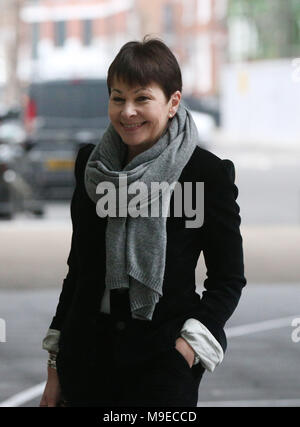 Grüne Partei co-leader Caroline Lucas kommt an BBC Broadcasting House in London auf der Andrew Marr Show zu erscheinen. Stockfoto