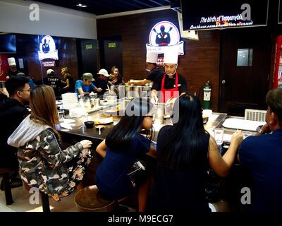 MANDALUYONG CITY, Philippinen - 11. MÄRZ 2018: Der Chef kocht vor dem Kunden in einem japanischen Restaurant. Stockfoto
