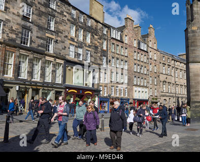 Menschen, die über ihr tägliches Geschäft in der Nähe von St Giles Kathedrale in der Royal Mile von Edinburgh in Schottland, an einem schönen Frühlingsmorgen. Stockfoto