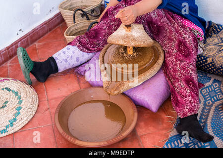 Muslimische Frauen, die arganöl in traditioneller Art in Marokko. Traditionelle Herstellung von Arganöl für Kosmetik und im Lebensmittelbereich verwendet Stockfoto