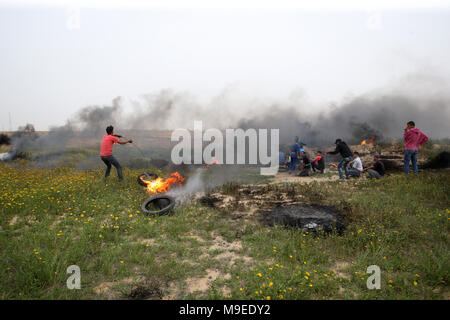 Gaza und die Palästinensischen Gebiete. 23. März, 2018. Eine palästinensische Demonstranten schleudert Steine auf israelische Truppen bei Auseinandersetzungen mit israelischen Truppen in der Nähe von Stockfoto