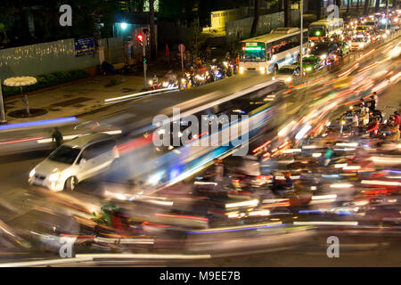 SAIGON, VIETNAM, Dec 14 2017, dichten Verkehr in der Nacht Schnittpunkt mit verschwommen Lichter durch Motorräder und Fahrzeuge. Stockfoto