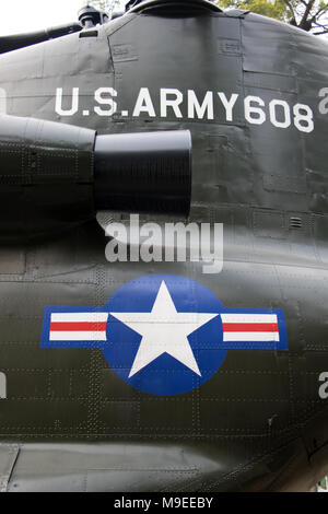 Us-Armee Inschrift auf Hubschrauber Boeing CH-47 Chinook. Das Symbol der US Air Force. Stockfoto