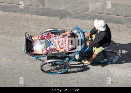 SAIGON, Vietnam, 18.Dezember 2017, Dreirad Schlitten Passagier in den Straßen von Saigon. Stockfoto