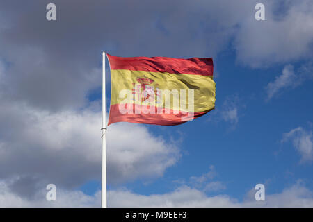 Madrid City Flagge in der Frühlingssonne auf windigen Tag oben Plaza de Colón, Madrid Stockfoto