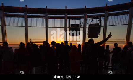 DUBAI, VAE - 12. Januar 2018: Sehr beliebte touristische Aktivität zu besuchen Aussichtsplattform Burj Kalifa und beobachten den Sonnenaufgang erleben am oberen Rand Stockfoto