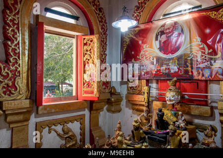 SUPHAN BURI, THAILAND, Jan 01 2018, Interieur des meditativen Platz mit Dekoration der buddhistischen Kloster, Altar für die heilige Mönch zu beten. Stockfoto