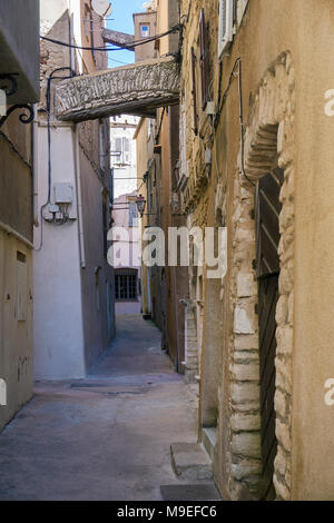 Mittelalterliche enge Gasse in der oberen Stadt, Altstadt von Bonifacio, Korsika, Frankreich, Mittelmeer, Europa Stockfoto