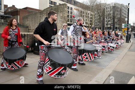 Eine samba Band spielt während der 2018 Londoner Sehenswürdigkeiten Halbmarathon. PRESS ASSOCIATION Foto. Bild Datum: Sonntag, 25. März 2018. Photo Credit: Steven Paston/PA-Kabel Stockfoto