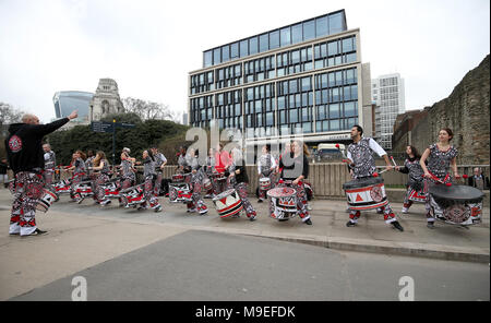 Eine samba Band spielt während der 2018 Londoner Sehenswürdigkeiten Halbmarathon. PRESS ASSOCIATION Foto. Bild Datum: Sonntag, 25. März 2018. Photo Credit: Steven Paston/PA-Kabel Stockfoto