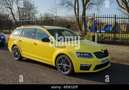 2014 gelb Škoda Octavia VRS TDI CR in Southport, Merseyside, . Autos und Touristen kommen an einem warmen Frühlingstag in den Küstenort. Autos sind von Stoßstange zu Stoßstange an der Strandpromenade Autoliebhaber nutzen das warme Wetter für einen Tag im Auto. Stockfoto