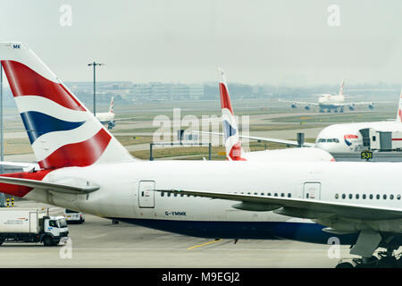 British Airways Flugzeuge und heckflossen am Flughafen Heathrow, London, England, Großbritannien Stockfoto