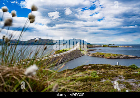 Norwegen Atlantic Ocean Road oder der Atlantikstraße (Atlanterhavsveien) wurde den Titel als "Norwegischen Bauwerk des Jahrhunderts" ausgezeichnet. Die Straße Klas- Stockfoto