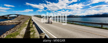 Biker fährt eine Straße mit Atlantik Straße in Norwegen. Atlantik Straße oder den Atlantik Straße (atlanterhavsveien) den Titel als 'Norwegian Con ausgezeichnet. Stockfoto