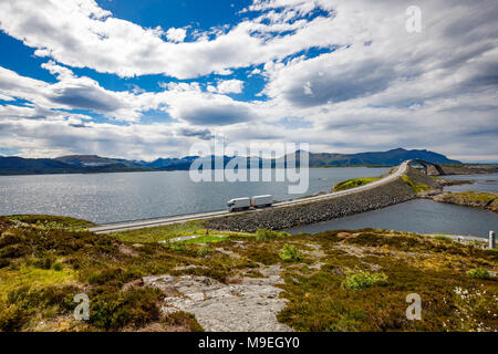 Lkw Rast auf der Autobahn im Hintergrund Atlantik Straße Norwegen. Stockfoto