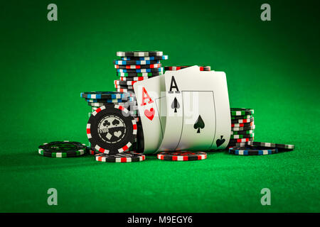 Stapel Chips und zwei Asse auf dem Tisch auf dem grünen Filz - Poker-Spiel-Konzept Stockfoto
