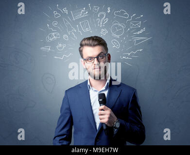 Geschäftsmann sprechen in das Mikrofon mit gemischten Doodles über seinem Kopf Stockfoto