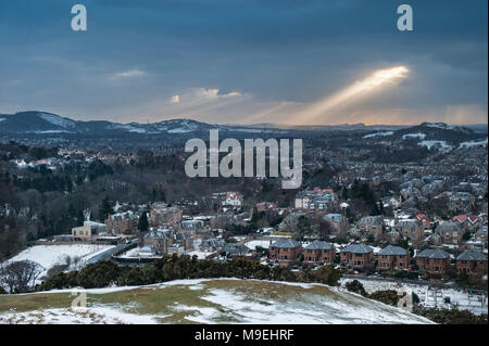 Ein Blick von hoch oben über Edinburgh in der Hälfte licht West suchen mit Lichtstrahlen durch die schwere schwarze Wolken brechen Stockfoto
