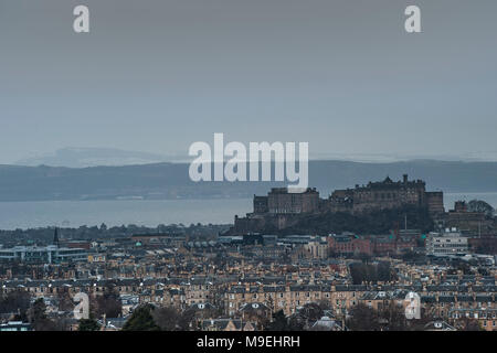 Ein Blick von hoch oben in der Hälfte Licht mit Edinburgh Edinburgh Castle und King Arthur's Seat im Hintergrund Stockfoto