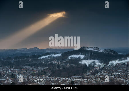 Ein Blick von hoch oben über Edinburgh in der Hälfte licht West suchen mit Lichtstrahlen durch die schwere schwarze Wolken brechen Stockfoto