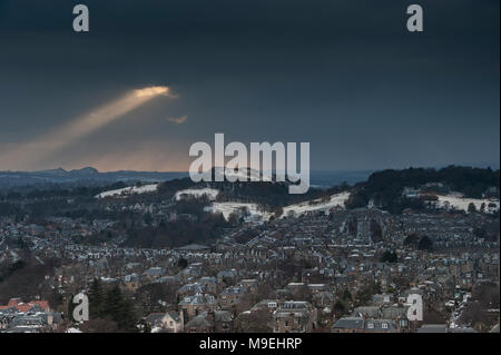 Ein Blick von hoch oben über Edinburgh in der Hälfte licht West suchen mit Lichtstrahlen durch die schwere schwarze Wolken brechen Stockfoto
