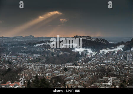Ein Blick von hoch oben über Edinburgh in der Hälfte licht West suchen mit Lichtstrahlen durch die schwere schwarze Wolken brechen Stockfoto