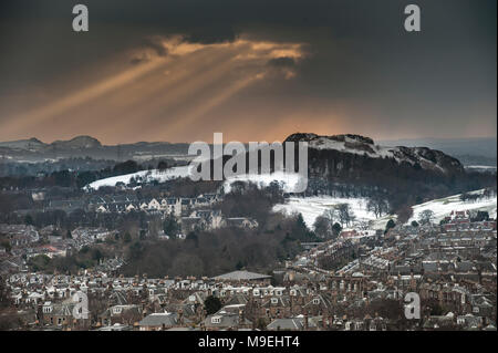 Ein Blick von hoch oben über Edinburgh in der Hälfte licht West suchen mit Lichtstrahlen durch die schwere schwarze Wolken brechen Stockfoto