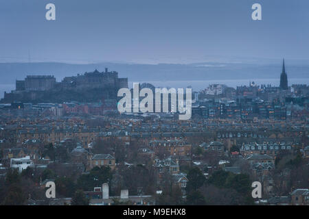 Ein Blick von hoch oben in der Hälfte Licht mit Edinburgh Edinburgh Castle und King Arthur's Seat im Hintergrund Stockfoto