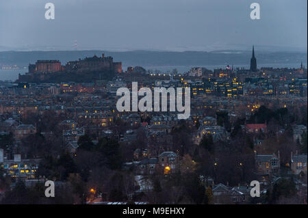 Ein Blick von hoch oben in der Hälfte Licht mit Edinburgh Edinburgh Castle und King Arthur's Seat im Hintergrund Stockfoto