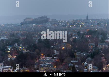 Ein Blick von hoch oben in der Hälfte Licht mit Edinburgh Edinburgh Castle und King Arthur's Seat im Hintergrund Stockfoto