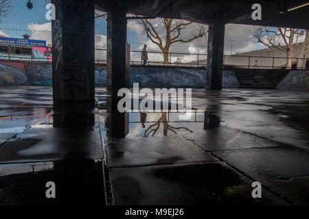 Die Silhouette eines Walker auf der Londoner South Bank unter den brutalist Architecture Stockfoto