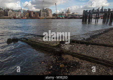 Ein ungewöhnlicher Blick o die City von London aus unter dem holzsteg an der Oxo Tower auf der Londoner South Bank Stockfoto