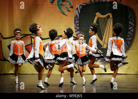 Tänzer konkurrieren in der 8-11 Mädchen ceili in der 48th World Irish Dancing Meisterschaften an der Royal Concert Hall in Glasgow. Stockfoto
