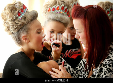 Mitglieder des McLaughlin School of Irish Dancing, bereiten Sie sich vor konkurrieren in der 8-11 Mädchen in der 48th World Irish Dancing Championships ceili an der Royal Concert Hall in Glasgow. Stockfoto