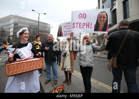 Die Zuschauer feuern die Läufer während des 2018 Londoner Sehenswürdigkeiten Halbmarathon. PRESS ASSOCIATION Foto. Bild Datum: Sonntag, 25. März 2018. Photo Credit: Steven Paston/PA-Kabel Stockfoto