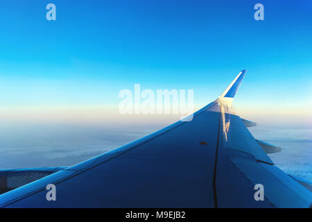 Kopenhagen highangel Blick aus dem Flugzeug. Anreise mit dem Flugzeug. Über den Wolken Blick aus dem Fenster. Stockfoto