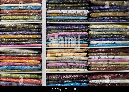 Regal mit bunten Kleidern. Indische nationale Kleidung. Sari ist im Store auf dem Regal. Frauen Sari. New Delhi Indien Main Bazaar Stockfoto