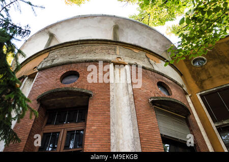 Alten, verlassenen Schule, Fokus auf ruiniert Pavillon Stockfoto