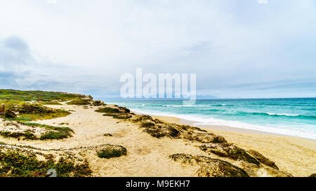 Die schönen Strände an der False Bay entlang Baden Powell Drive zwischen Makassar und Muizenberg in der Nähe von Kapstadt, Südafrika Stockfoto