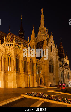 Matthias Kirche (Matyas Templom) in Budapest bei Nacht, spätgotischen Stil der Sehenswürdigkeiten der Stadt. Stockfoto