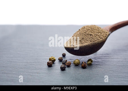 Chinesischer Pfeffer, Sichuan Pfeffer in der Kochlöffel auf schwarzem Schiefer Platte mit Kopie Raum Stockfoto