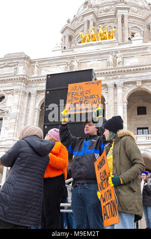 SAINT PAUL, Minnesota, USA - 24. MÄRZ 2018: Studenten halten Schilder im März für unser Leben Rallye am State Capitol in Saint Paul. Stockfoto