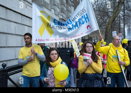 London, UK, 24. März 2018. Weltweit Endo März London. Eine jährliche Veranstaltung, die in über 50 Ländern das Bewusstsein der Endometriose zu erhöhen und immer schnellere Diagnose. Endometriose kann ein lähmender Zustand, dass rund 1,5 Millionen Frauen in Großbritannien betrifft. Organisiert von Endometriose UK. Quelle: Steve Bell/Alamy leben Nachrichten Stockfoto