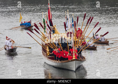 London, Großbritannien. 24. März 2018. Gloriana, Zeile barge der Königin, die durch eine Flottille von traditionellen rudern Handwerk aus ganz Europa begleitet, führt das Boat Race Festival der Rudern auf der Themse in der Nähe von mortlake. Die Flotte von Booten Zeile die Yacht Race Course vor den wichtigsten Rennen zwischen Oxford und Cambridge Universitäten. Credit: London Vickie Flores/Alamy leben Nachrichten Stockfoto