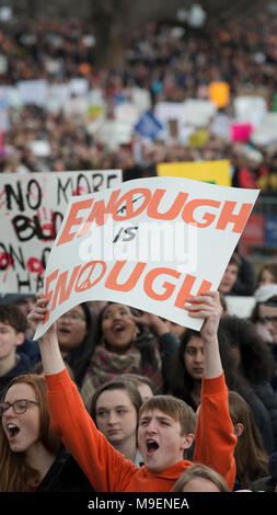 Boston, Massachusetts, USA 3-24 2018: geschätzte Masse von über 100.000 Menschen auf den Boston Common während der März versammelten sich für unser Leben anti-gun Demonstration. März für unser Leben Demonstrationen in den meisten großen US-Am 24. März 2018 in Reaktion auf die Schule schießen auf Marjory Stoneman Douglas High School am Valentinstag 2018 in Parkland, Florida, USA CITES. Die Dreharbeiten in Florida Links 17 high school Kursteilnehmer tot. Credit: Chuck Nacke/Alamy leben Nachrichten Stockfoto