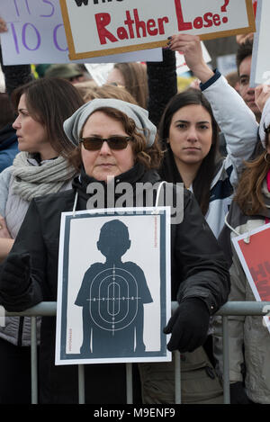 März für unser Leben, Boston, Massachusetts, USA 3-24 2018: geschätzte Masse von über 100.000 Menschen versammelten sich auf dem Boston Common während der März für unser Leben anti-gun Demonstration. März für unser Leben Demonstrationen in den meisten großen US-Cites und rund um die Welt am 24. März 2018. März für unser Leben Demonstrationen waren eine Reaktion auf die Schule schießen auf Marjory Stoneman Douglas High School am Valentinstag 2018 in Parkland, Florida, USA. Die Dreharbeiten in Florida Links 17 high school Kursteilnehmer tot. Credit: Chuck Nacke/Alamy leben Nachrichten Stockfoto