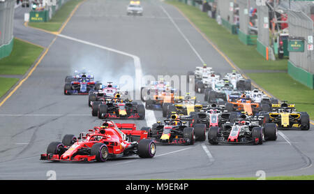 Melbourne, Australien. 25 Mär, 2018. Ferrari von Kimi Räikkönen (vorne) von Finnland konkurriert während des australischen Formel 1 Grand Prix in Melbourne, Australien, 25. März 2018. Credit: Bai Xuefei/Xinhua/Alamy leben Nachrichten Stockfoto