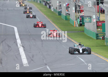 Melbourne, Australien. 25 Mär, 2018. Mercedes Lewis Hamilton (vorne) von Großbritannien konkurriert während des australischen Formel 1 Grand Prix in Melbourne, Australien, 25. März 2018. Credit: Bai Xuefei/Xinhua/Alamy leben Nachrichten Stockfoto